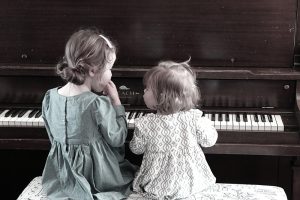 Fotografie: hra na klavír pro samouky - děti