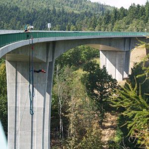 Bungee skok do houpačky