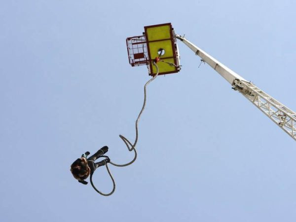 Bungee jumping z jeřábu