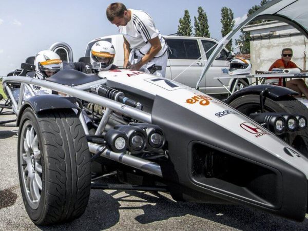 Jízda v Ariel Atom na okruhu