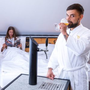 Pivní hotel Zlatá kráva - pípa na pokoji + pivní wellness